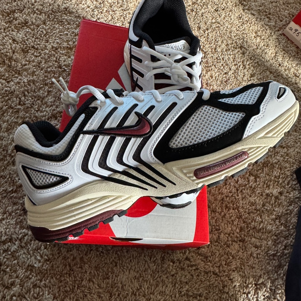 Nike Men's White and Black Athletic Shoes